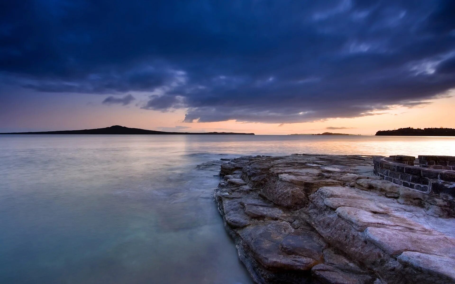 Умиротворенное море. Пейзаж с водой. Белое море. Белое море природа. Камни вода вечер.