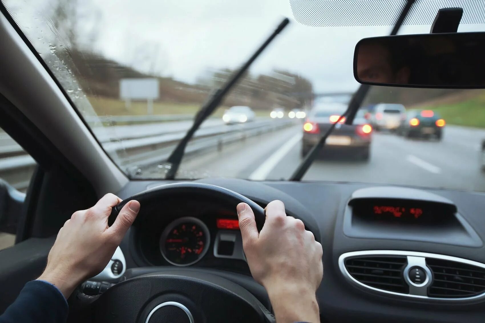 А в 50 на машине еду. Вождение автомобиля. За рулем авто. Езда на машине. Руль дорога.