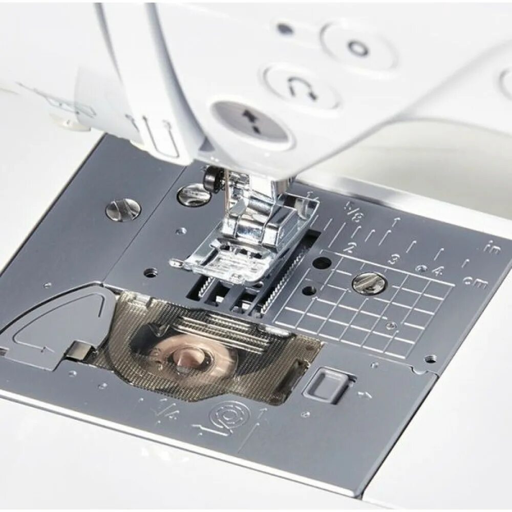 Нитка в шпульке горизонтальный челнок. Швейная машинка джуки горизонтальный челнок. Горизонтальный челнок в швейной машине. Janome с горизонтальным челноком. Швейная машина bernette 5.