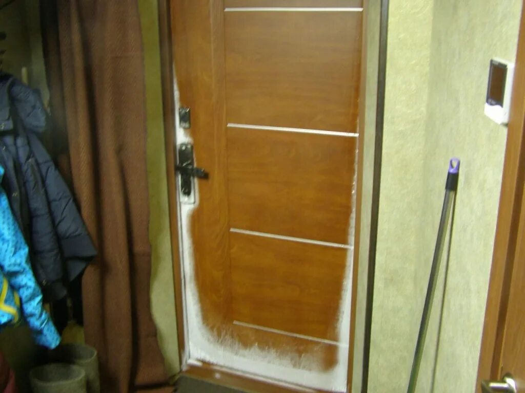 Дверь изолированная. Утеплить дверь. Промерзает металлическая входная дверь. Утеплить входную дверь. Теплоизоляция входной металлической двери.