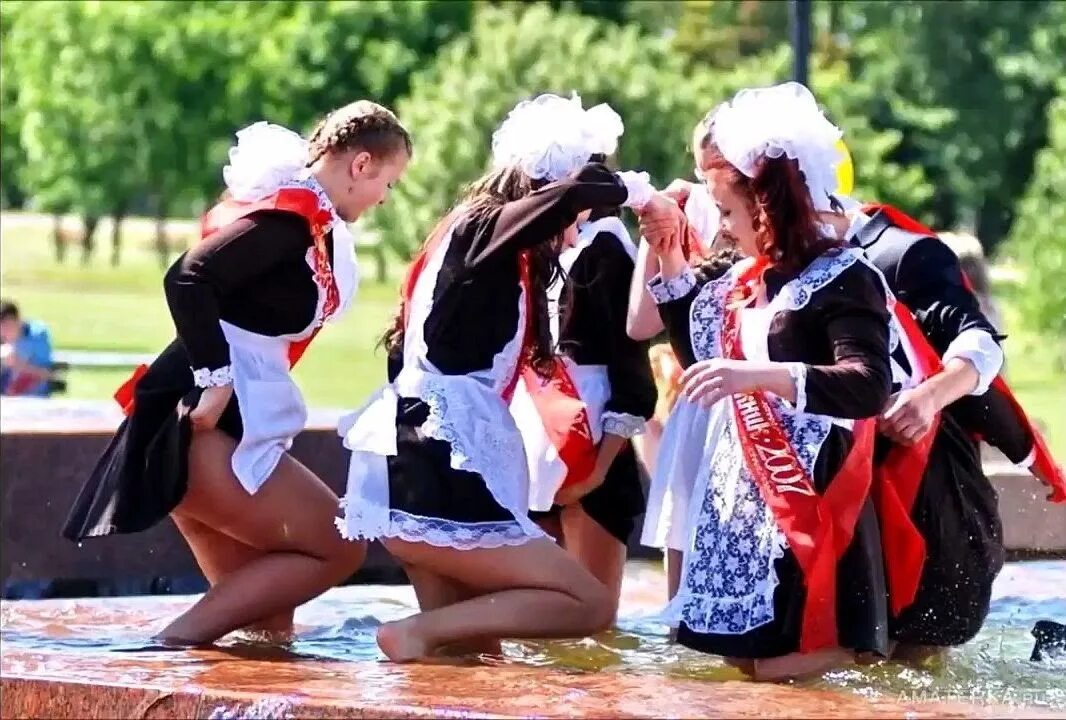 Одноклассница танцует с одноклассником