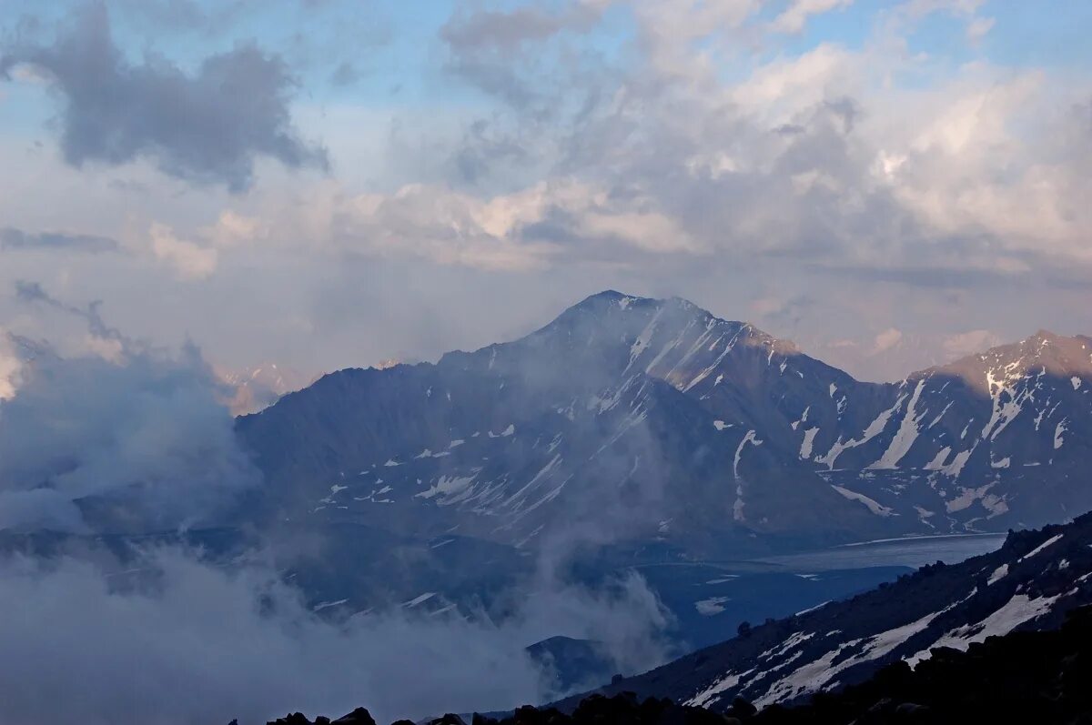 Горы выше 5000 метров. Эльбрус 5000 метров. Гора 5000 метров. Гроза на Эльбрусе. Горы 2000-5000 метров.