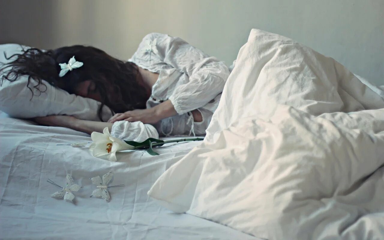 К чему снится смерть во сне женщине. Девушка в больнице в постели. Постель в больнице.