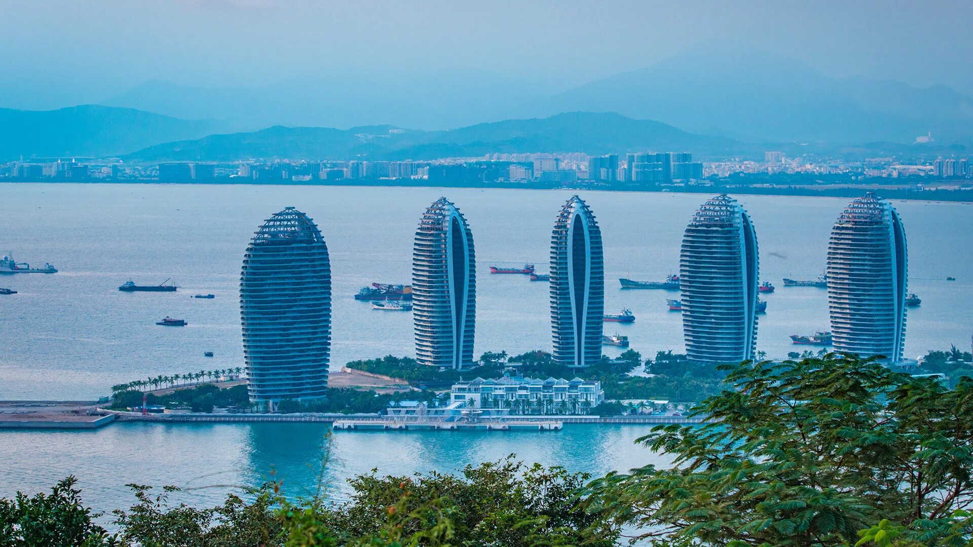 Hainan island sanya. Остров Хайнань Санья. Санья провинция Хайнань. Столица Хайнань острова. Китай остров Хайнань город.