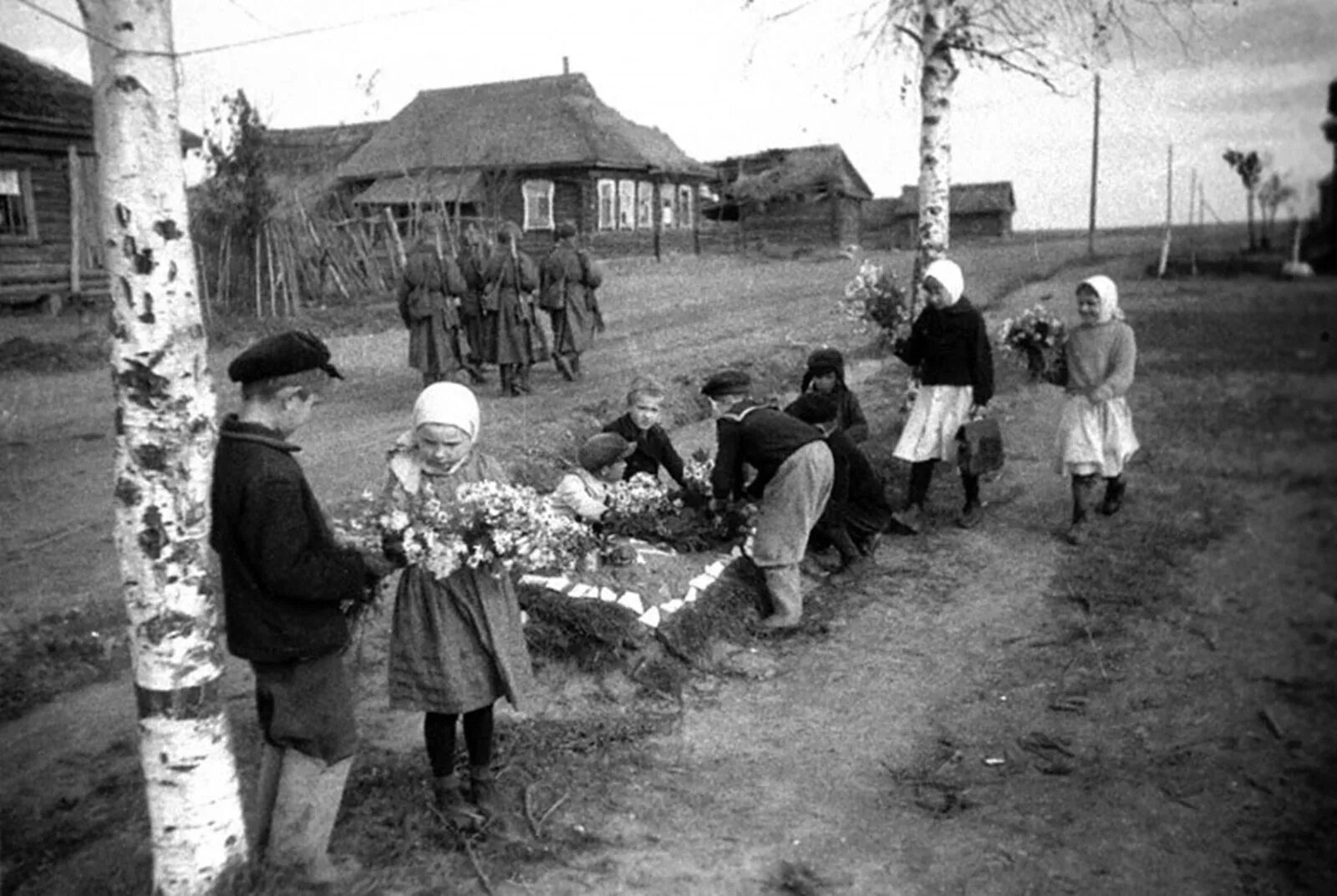 Жизнь в деревне до войны 1941 года. Деревня в годы войны 1941-1945. Немцы и дети в деревне 1941-1945. Как люди помогали во время войны