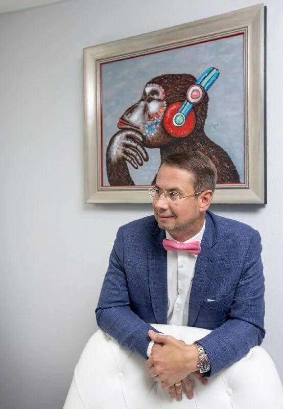 Художник и бизнесмен. Бизнесмен художник. Бизнесмен это как художник. Бизнесмен художник. Дэмьен стивен херст.