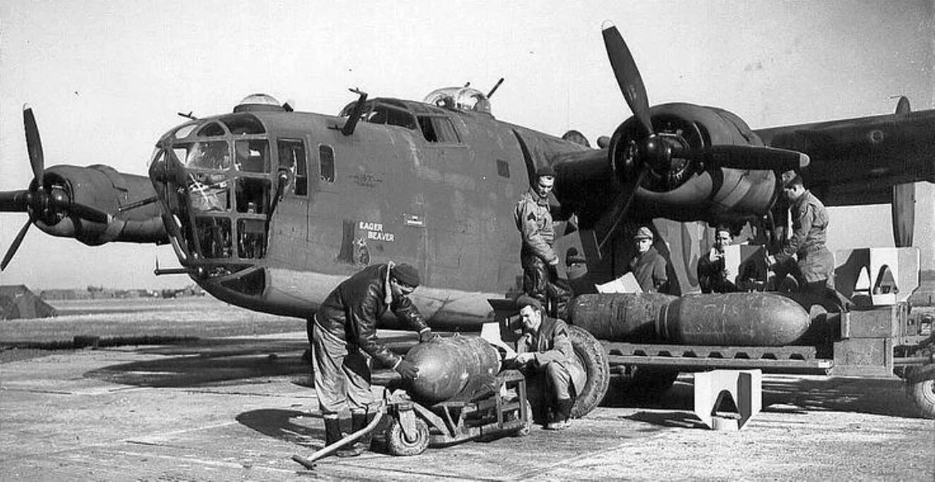 Б-24 Либерейтор. Самолет в 24 Либерейтор. B 24 бомбардировщик. B24 самолет бомбардировщик. Б 24 04