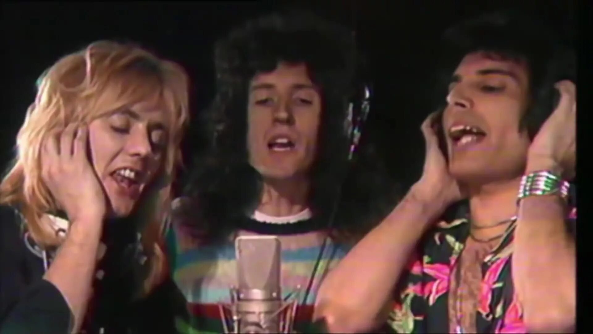 Никто из нас не выберется отсюда живым. Freddie mercury crown. Брайан мэй смайл. Queen magic tour 1986. Queen some.