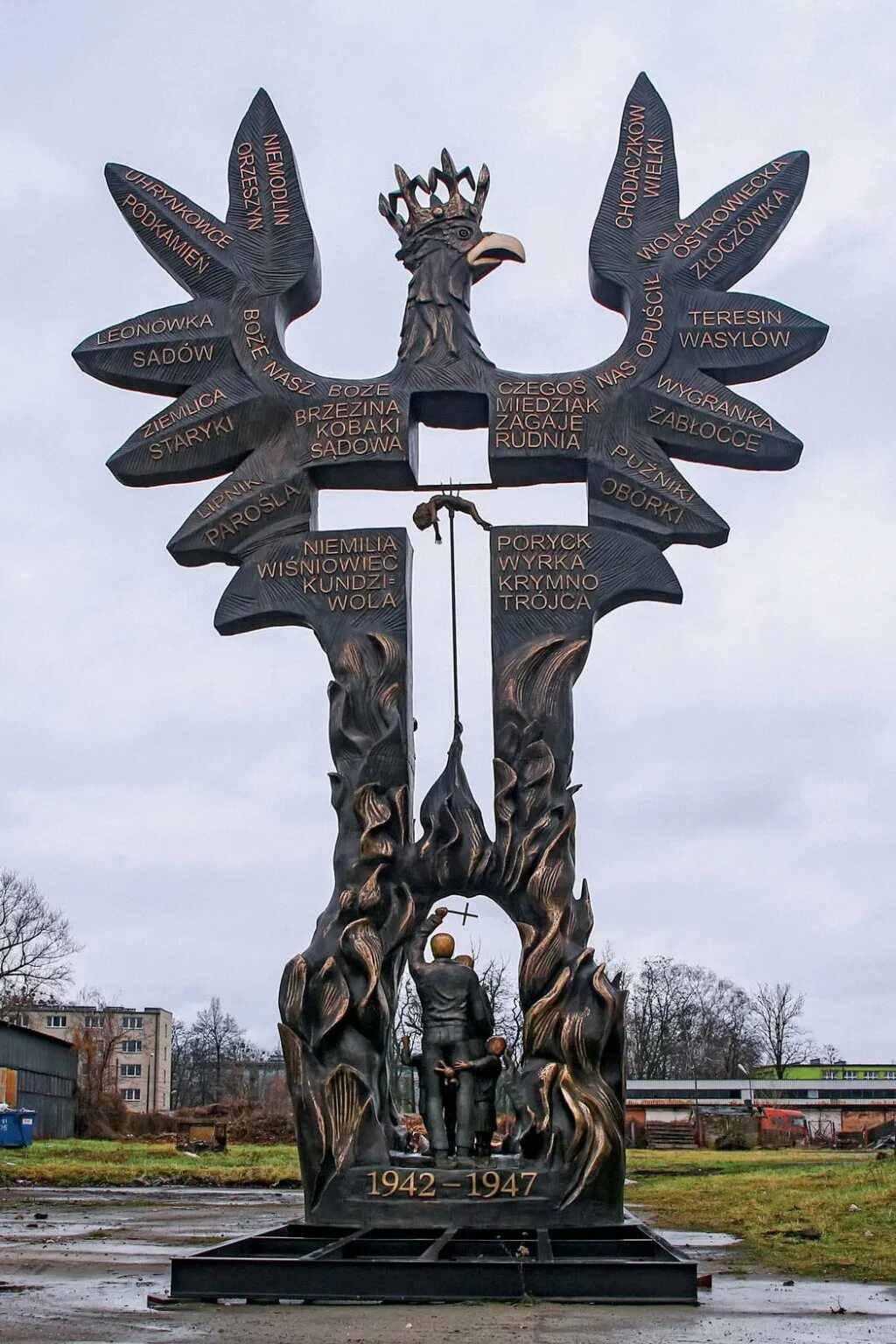 Памятники в польше жертвам волыни. Памятник жертвам волынской резни. Памятник волынской. Памятник в польше жертвам волынской резни. Памятник волынской.