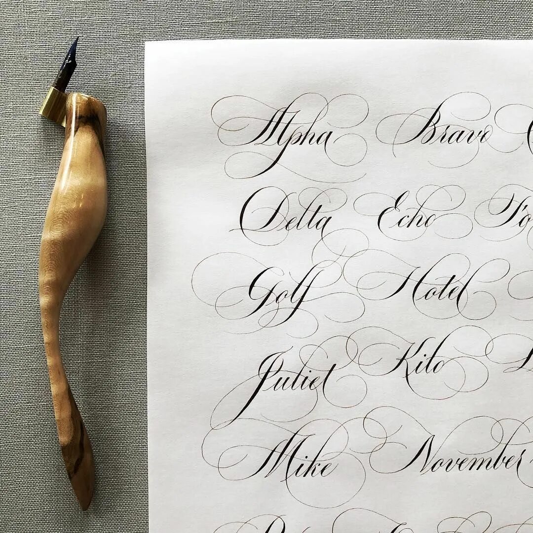 Неразборчивый почерк ребёнка. Классическая каллиграфия. Каллиграфический почерк. Очень красивый почерк. Каллиграфия.