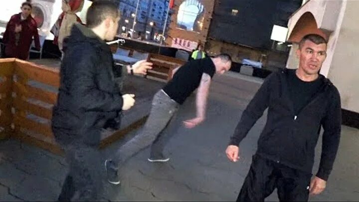 Пацан не испугался льва против и ушатал. Лев против стопхам.