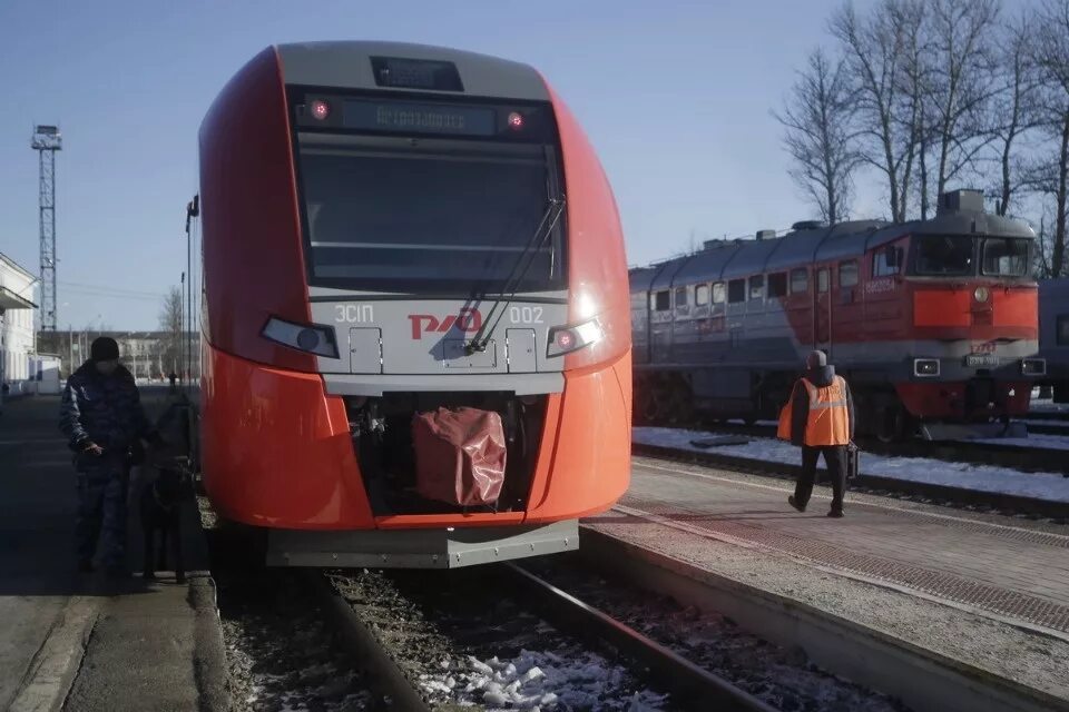 Ласточка Псков Петрозаводск. Поезд Псков Петрозаводск Ласточка. Псков вокзал Ласточка. Ласточка СПБ Псков. Поезд ласточка спб псков