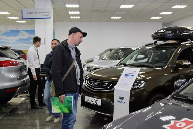 Джили в кредит без первоначального. Джили автосалон. Автосалон Geely Вологда. Кредит Geely.