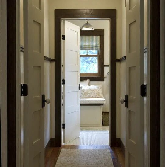 Разные двери в интерьере квартиры. Межкомнатные двери в коридоре. Входная дверь в коридоре. Светлые двери в интерьере.