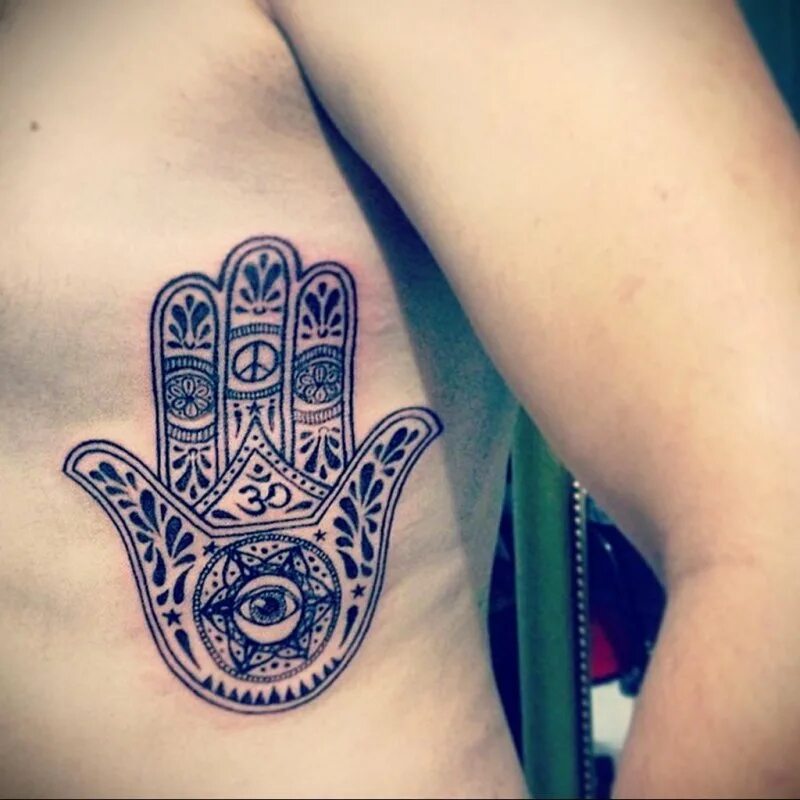 Хамса амулет тату. Руки молящегося. Тату на руке руки молящегося. Тату на руке. Пирамида масонов.