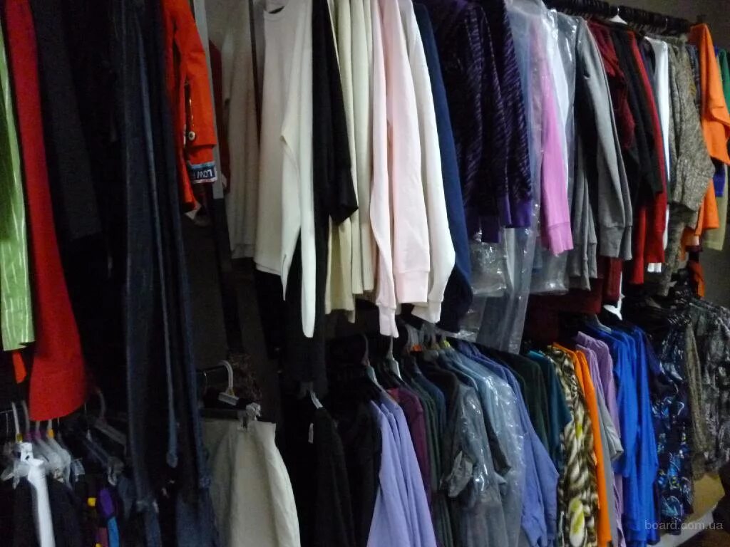 Рынок одежды. Оптовый склад одежды. Склад одежды. Оптовые вещи. Китайский магазин одежды.