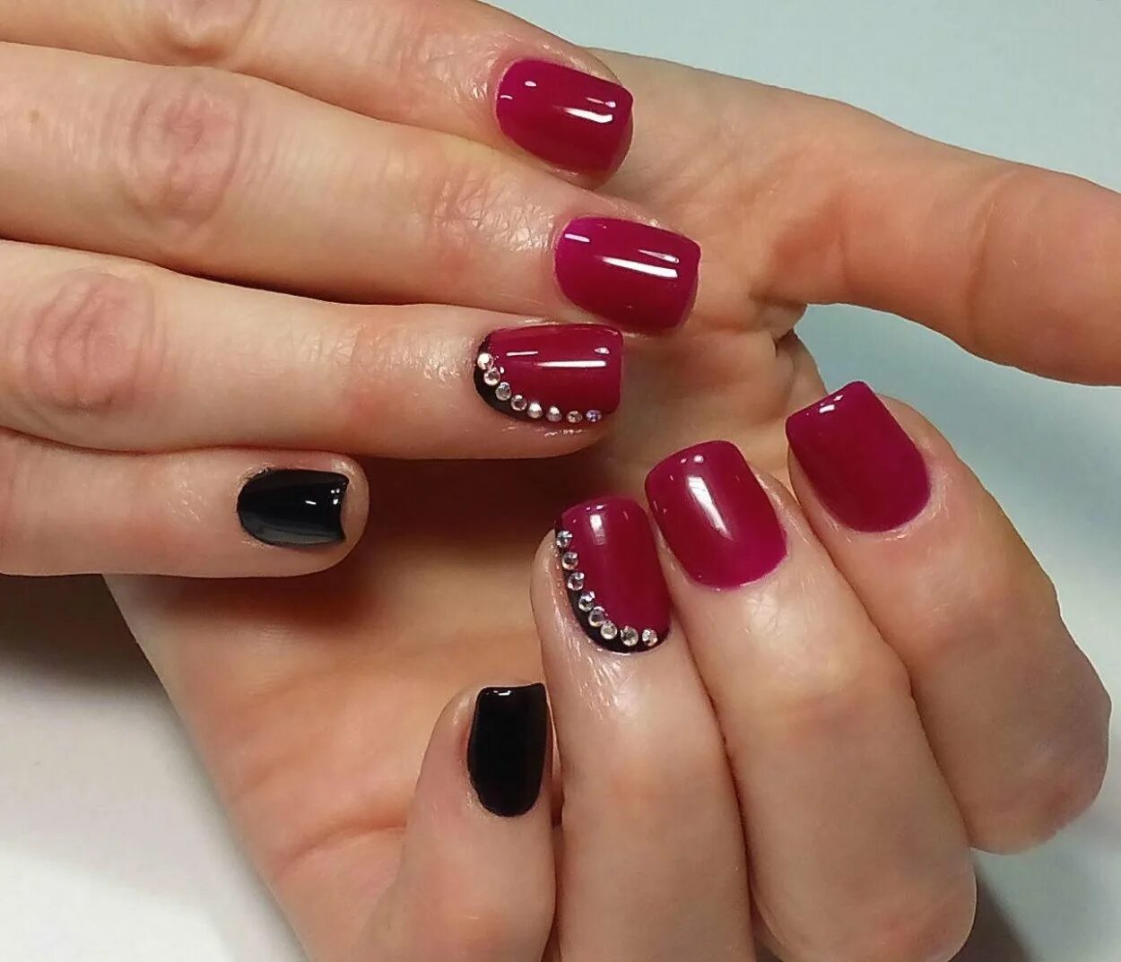 Маникюр на короткие двух цветов. Маникюр розовый двухцветный. Маникюр с разными цветами. Маникюр на короткие двух цветов. Маникюр 2 цвета.