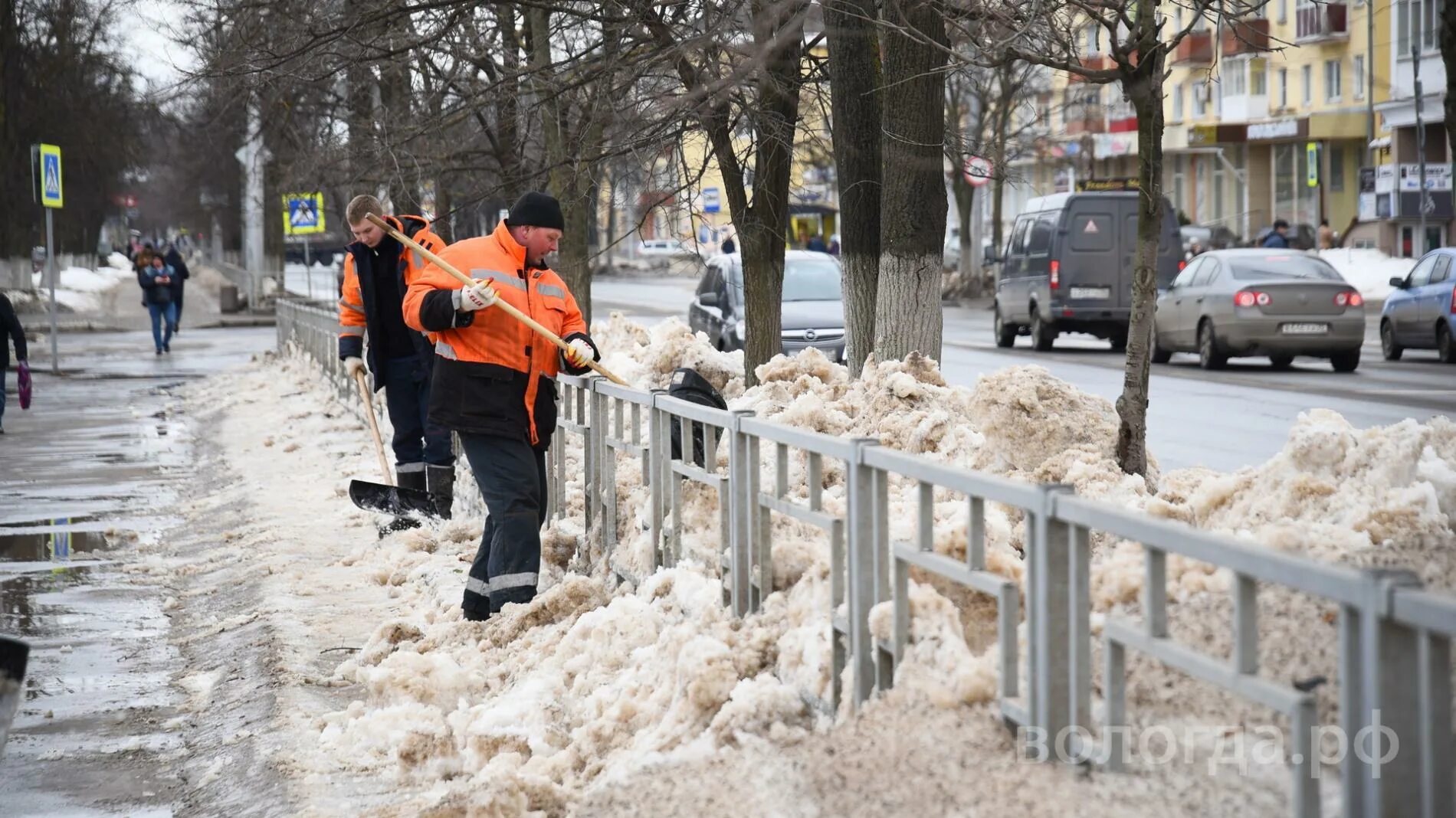 Когда снег полностью растает в 2024. Уборка снега в городе. Уборка улиц. Уборка улиц Вологда.