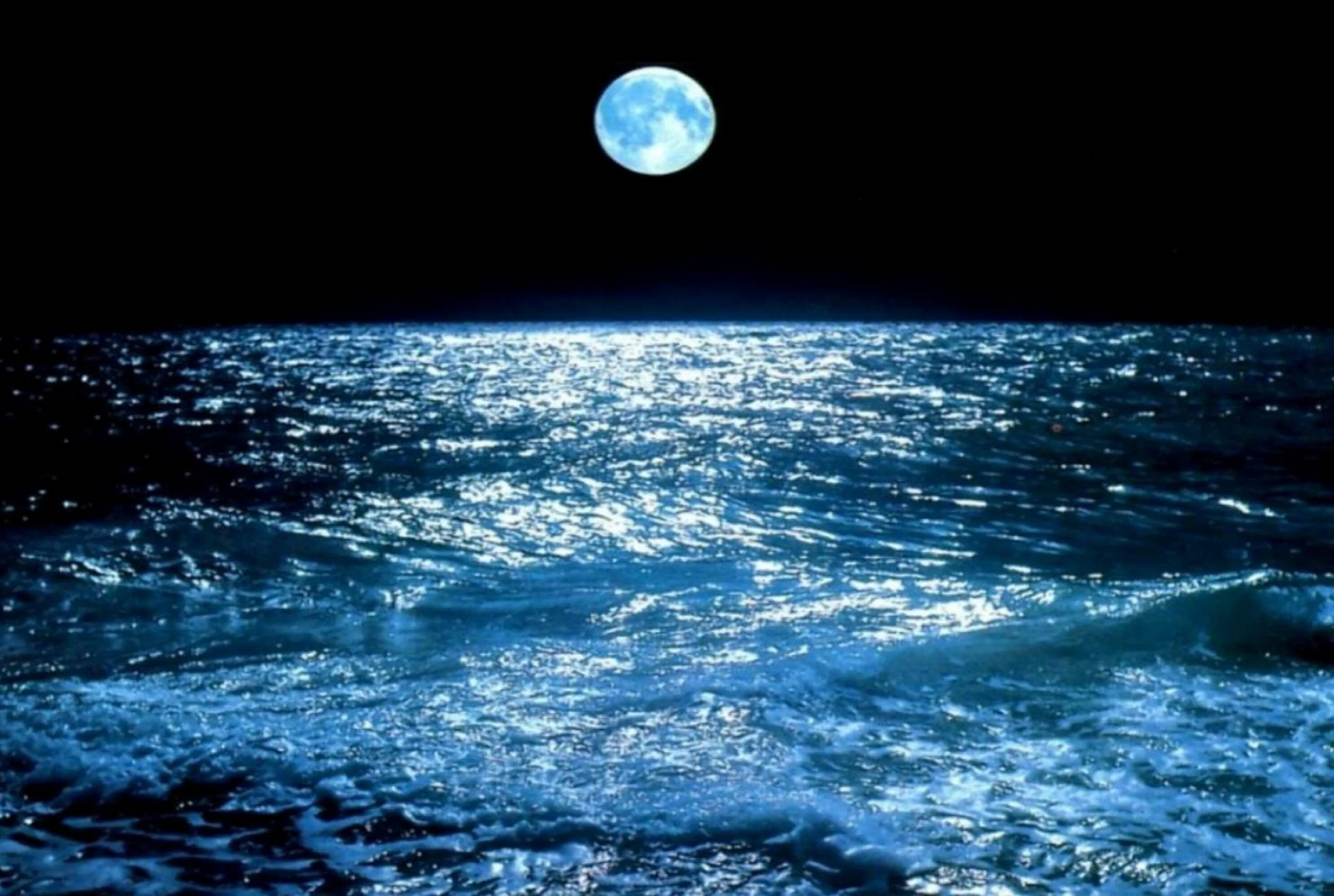 Картинки моря ночью. Ночное море. Ночь в море. Лунная ночь на море. Луна и море.