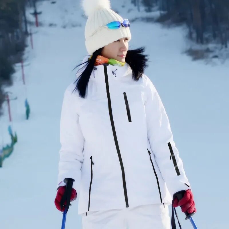 Горнолыжный костюм какой. Модные горнолыжные костюмы. Лыжный костюм женский. Горнолыжная одежда женская. Белый горнолыжный костюм женский.