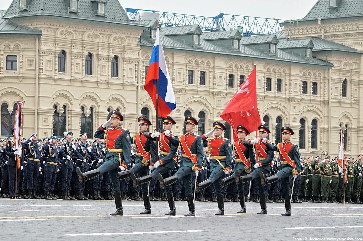 Парад на русском языке. Вынос Знамени Победы на красной площади 2022. Знамя Победы на параде в Москве. Знаменная группа на параде 9 мая красная площадь. Кремль парад.