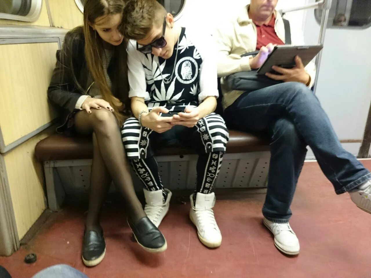 Туфли в метро. Эпатажные люди в метро. Love and Boots в метро. Идиотская метро мода России картинки.