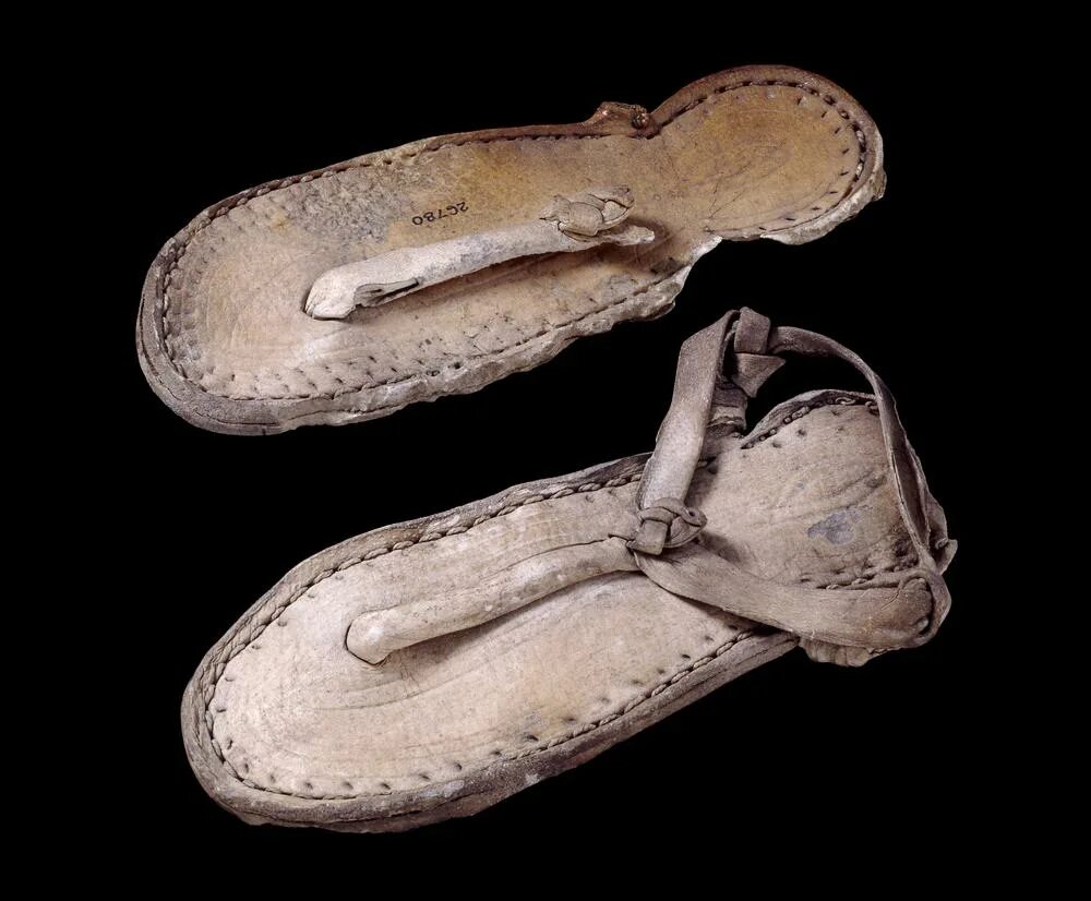Первые сандали. Обувь землепашцев древнего Египта. Сандалии в древнем Египте. Обувь Солеа древний Рим. Обувь древних египтян.