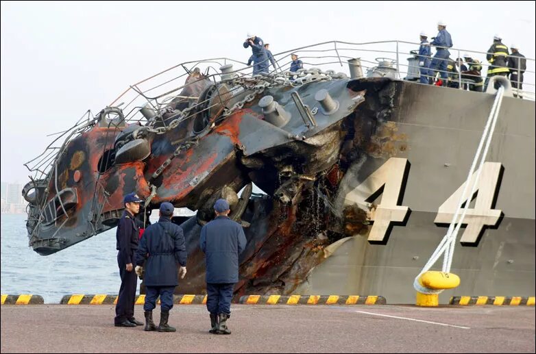 Взрыв корабля. Потопили корабль. Фрегат старк 1987. Попадание противокорабельных ракет в корабли. Uss stark (ffg-31).