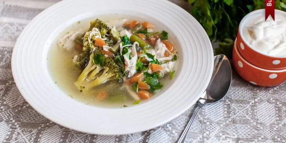 Суп со стручковой фасолью и курицей. Овощной суп с брокколи и стручковой фасолью. куриный суп с брокколи. суп с зеленой фасолью.