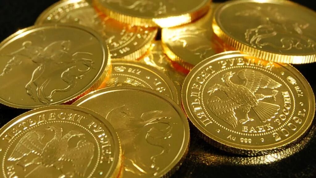 золото и золотые монеты. инвестиционное золото. монета золотая. деньги инвестиции. финансы картинки.