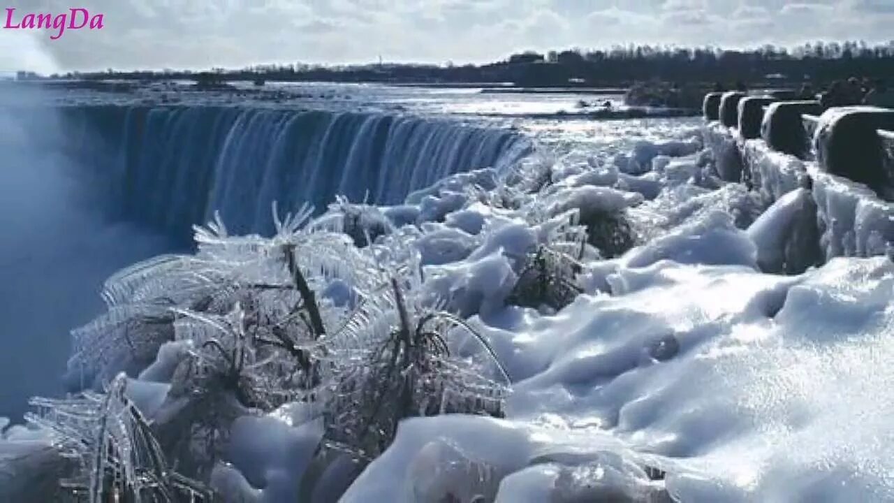 Водопады замерзают зимой. Ниагарский водопад зимой замерзает. Зимний водопад. Ниагарский водопад канада зимой. Ниагарский водопад зимой.