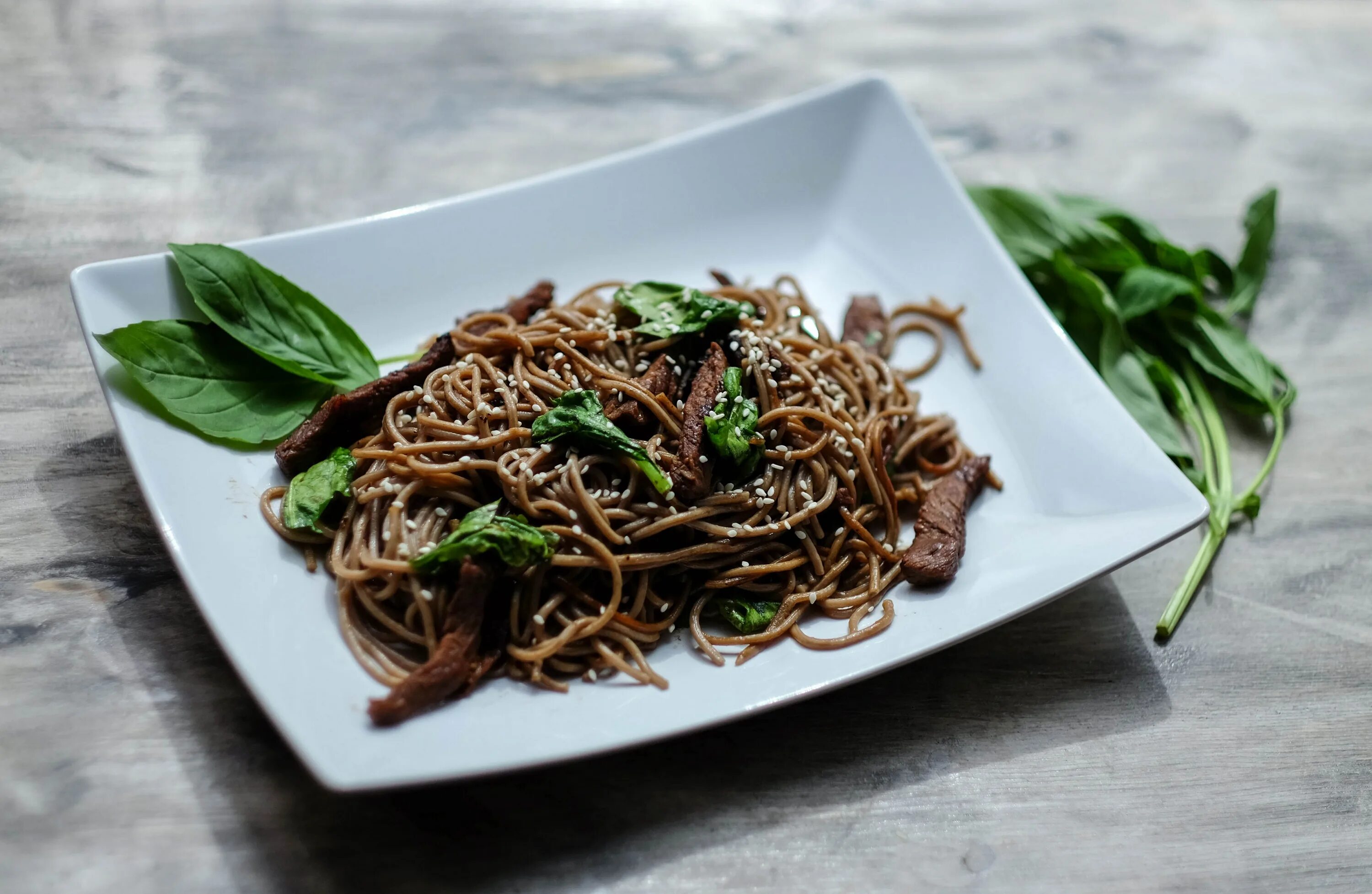 Лапша удон гречневая. Гречневая лапша с овощами вок. Соба. Soba гречневая лапша. Гречишная лапша соба.