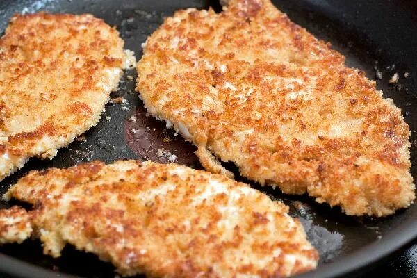 Филе в панировке. Куриное филе в панировке на сковороде. Лангет куриный. Филе куриное в сухарях панко. Филе курицы в панировочных сухарях.