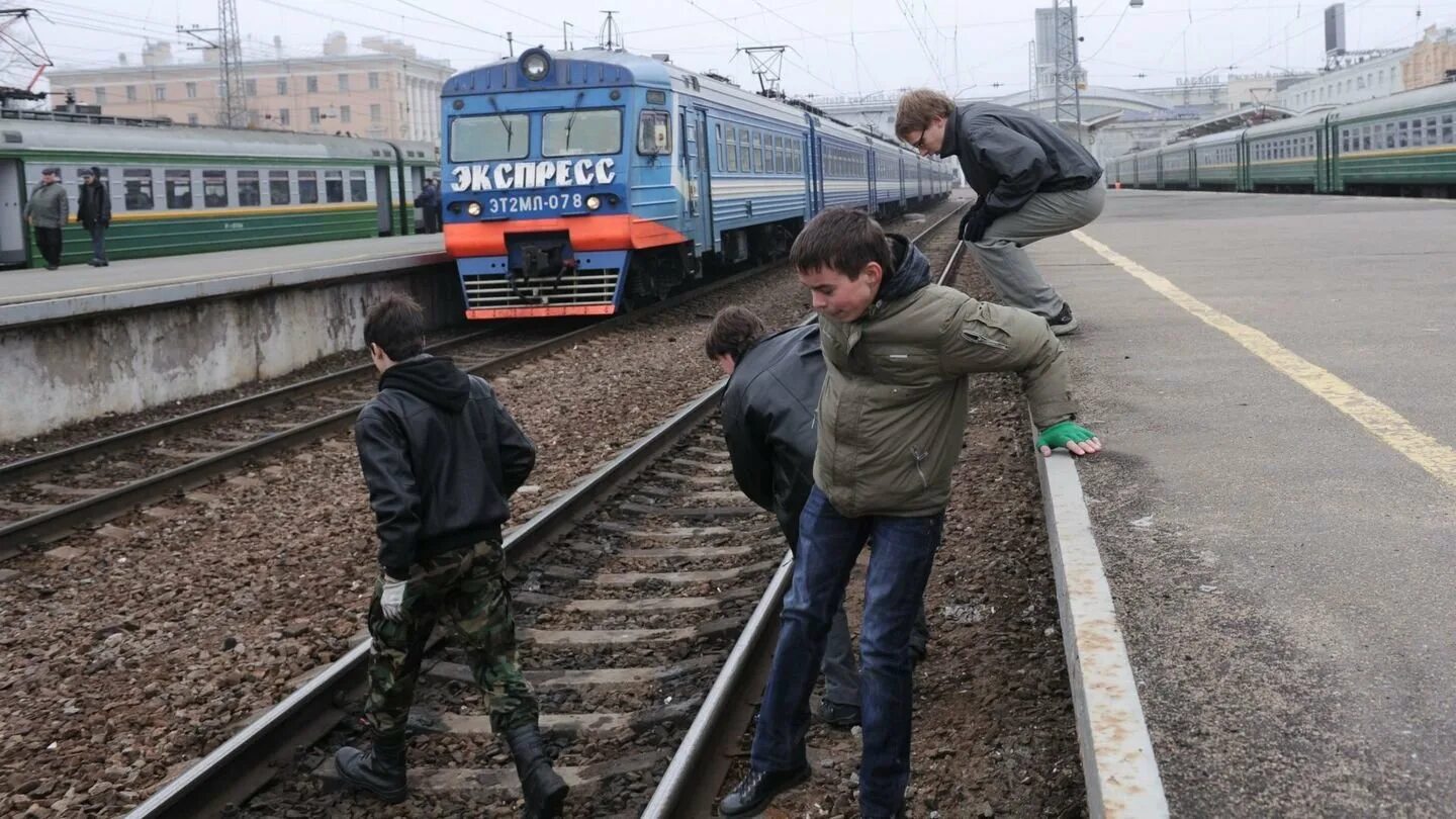 Подростки на железной дороге. Нарушители на железной дороге. Тревога в поезде