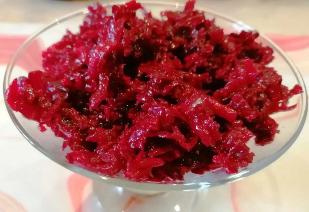 Салат из свеклы сырой на зиму. Закуска из свеклы. закуска со свеклой. закуска из вареной свеклы. закуски на салат из свеклы.