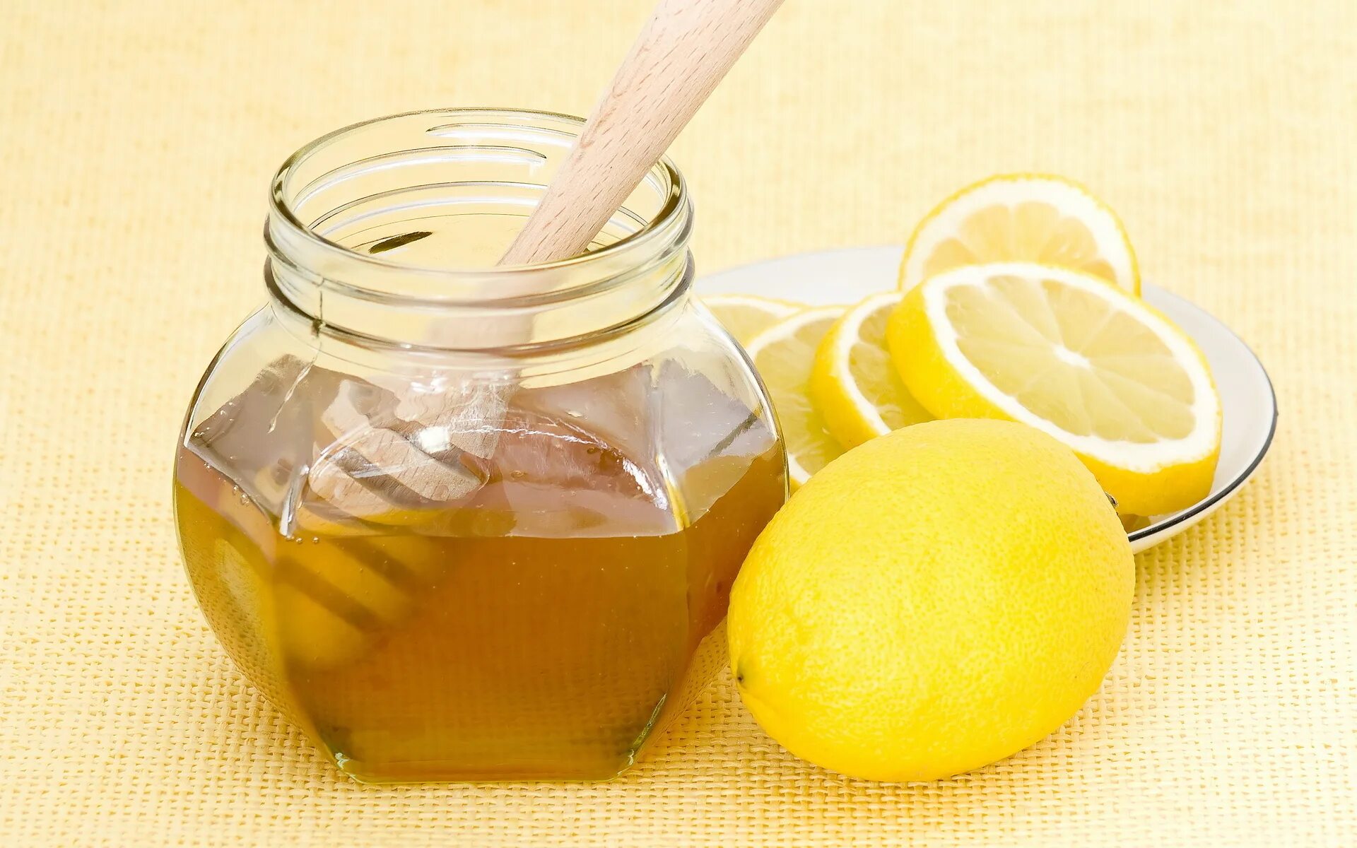 Сок лимона 1 2. 100 Мл лимонного сока. 200 Г меда. 50 Мл оливкового масла.. Мед с лимоном. Мед с лимоном от кашля. Лимонный сок и мед.