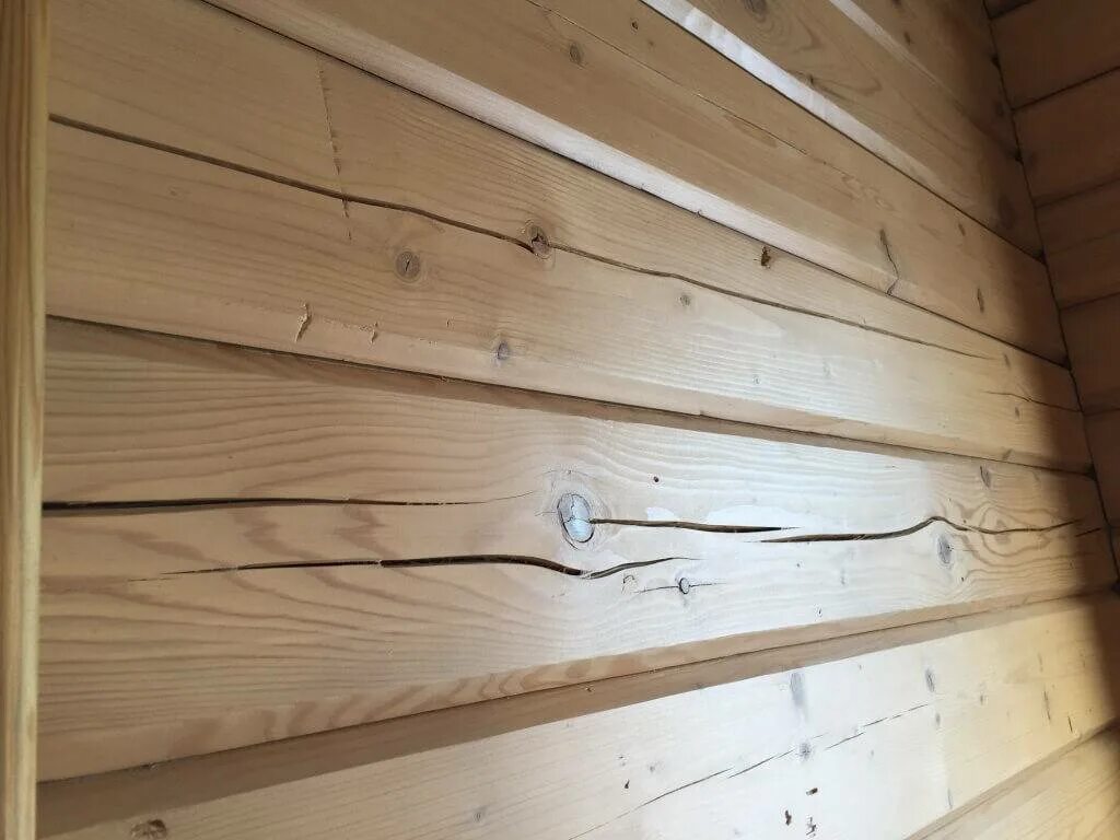 Щели в вагонке. Растрескивание бруса. Герметизация бруса. Щели в доме из бруса. Трещины в оцилиндрованном бревне.