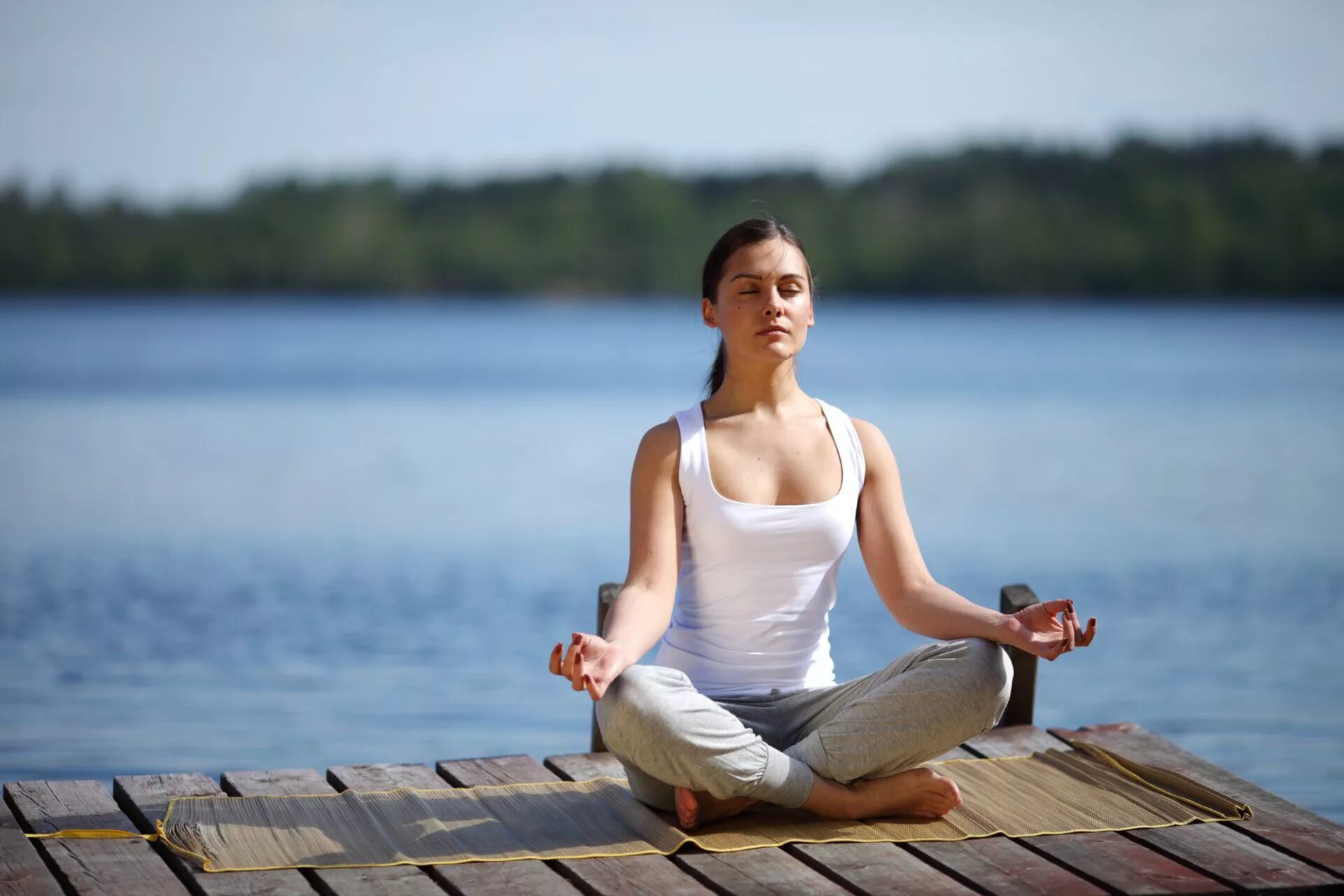 Жизненная мощь и расслабление. Девушка медитирует. Девушка йога. Медитация у озера. Девушка в позе лотоса.