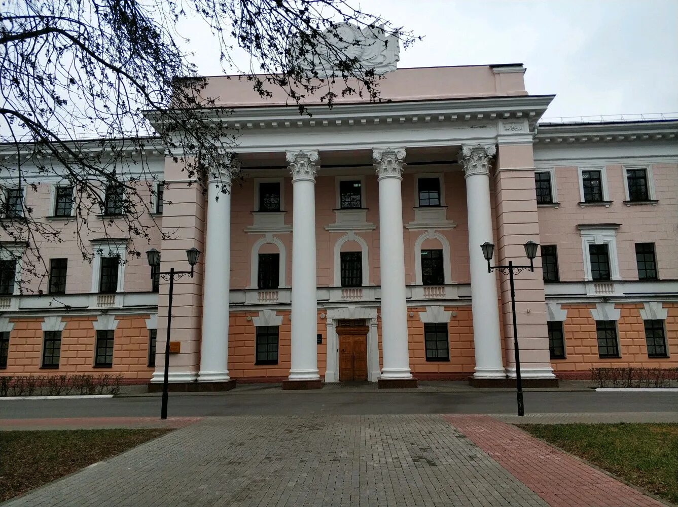 Витебск кгб. Комитет государственной безопасности рб здание. Гомельский кгб. Кгб белоруссии здание. Здание управления кгб.