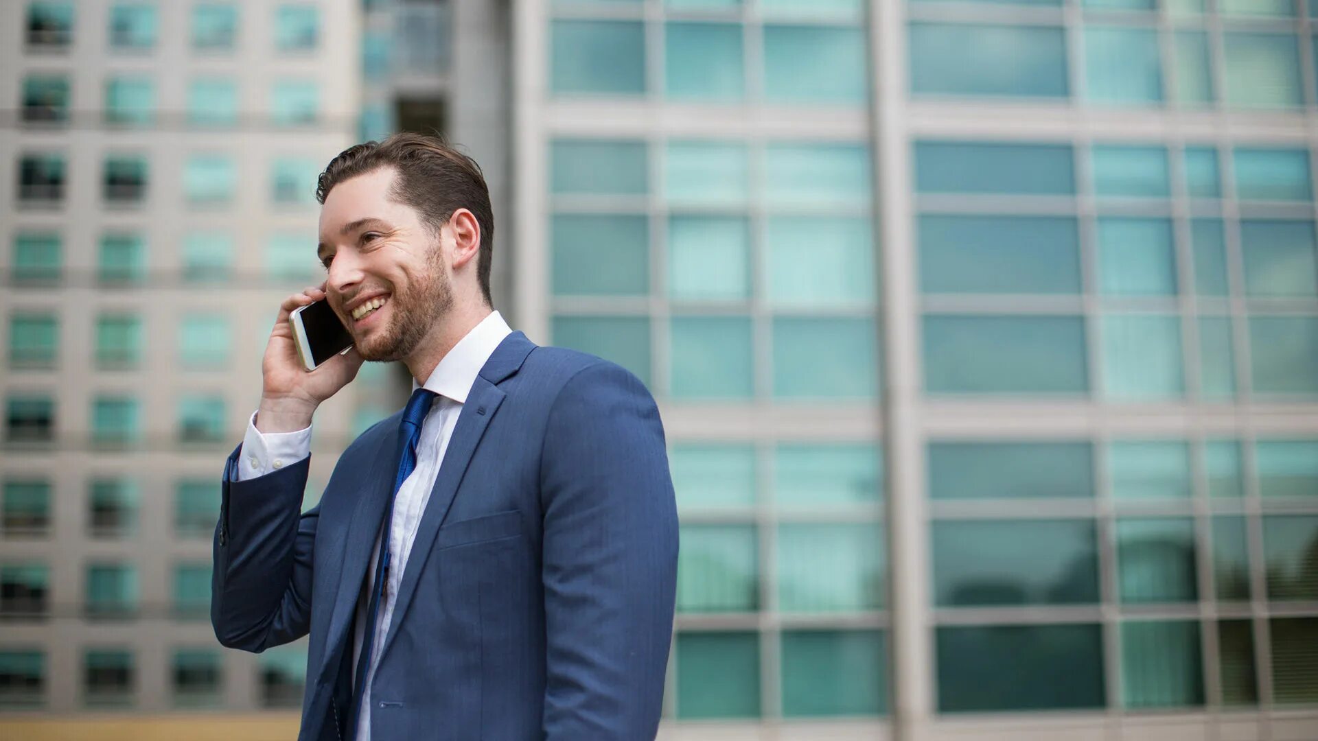 Who is talking on the phone. Бизнесмен с телефоном. мужчина разговаривает по телефону на улице. бизнесмен разговаривает по телефону. man talking phone.