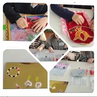 Қыздар аяқтарын иіскейді