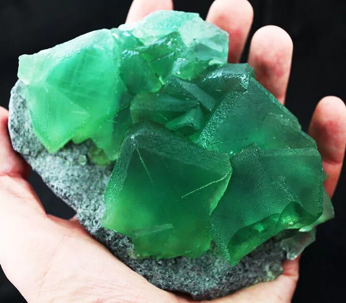 Кристаллический зеленый. Кристалл – зеленый Кристалл флюорита. Хлорофан флюорит. Друза кристаллов флюорита. Алмаз флюорит друзы кристаллов.