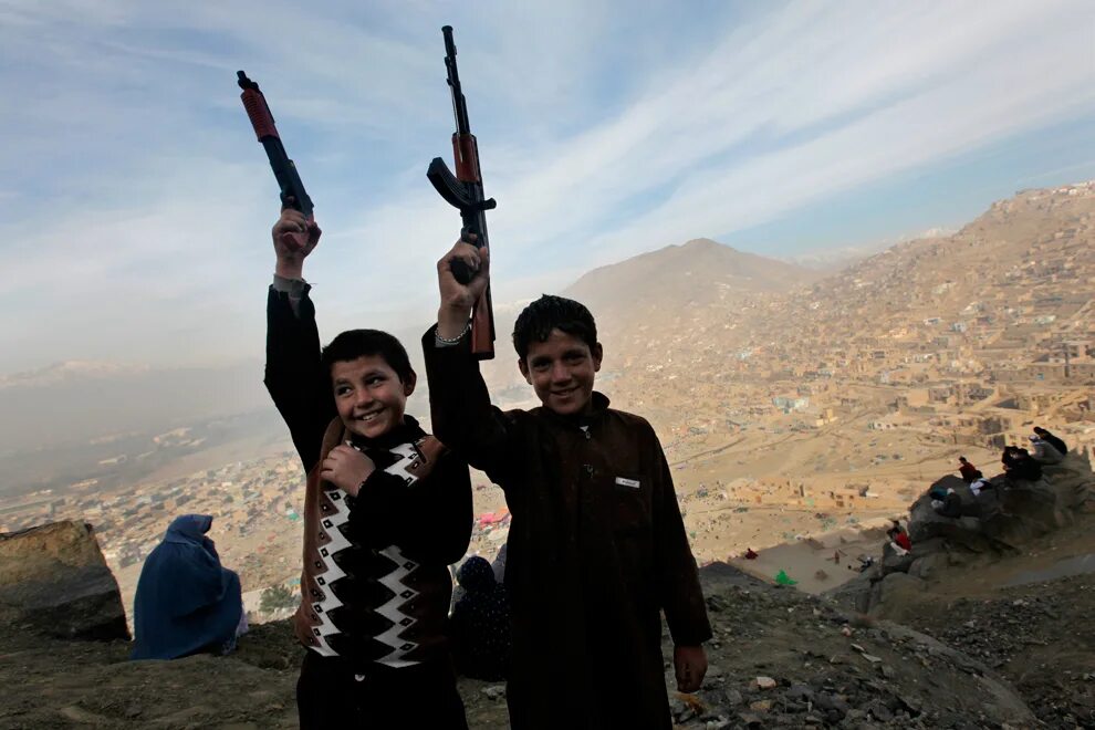 Афгански дети с оружием. Афганистан дети с оружием. Афганский ребенок с автоматом. Таджик с автоматом.