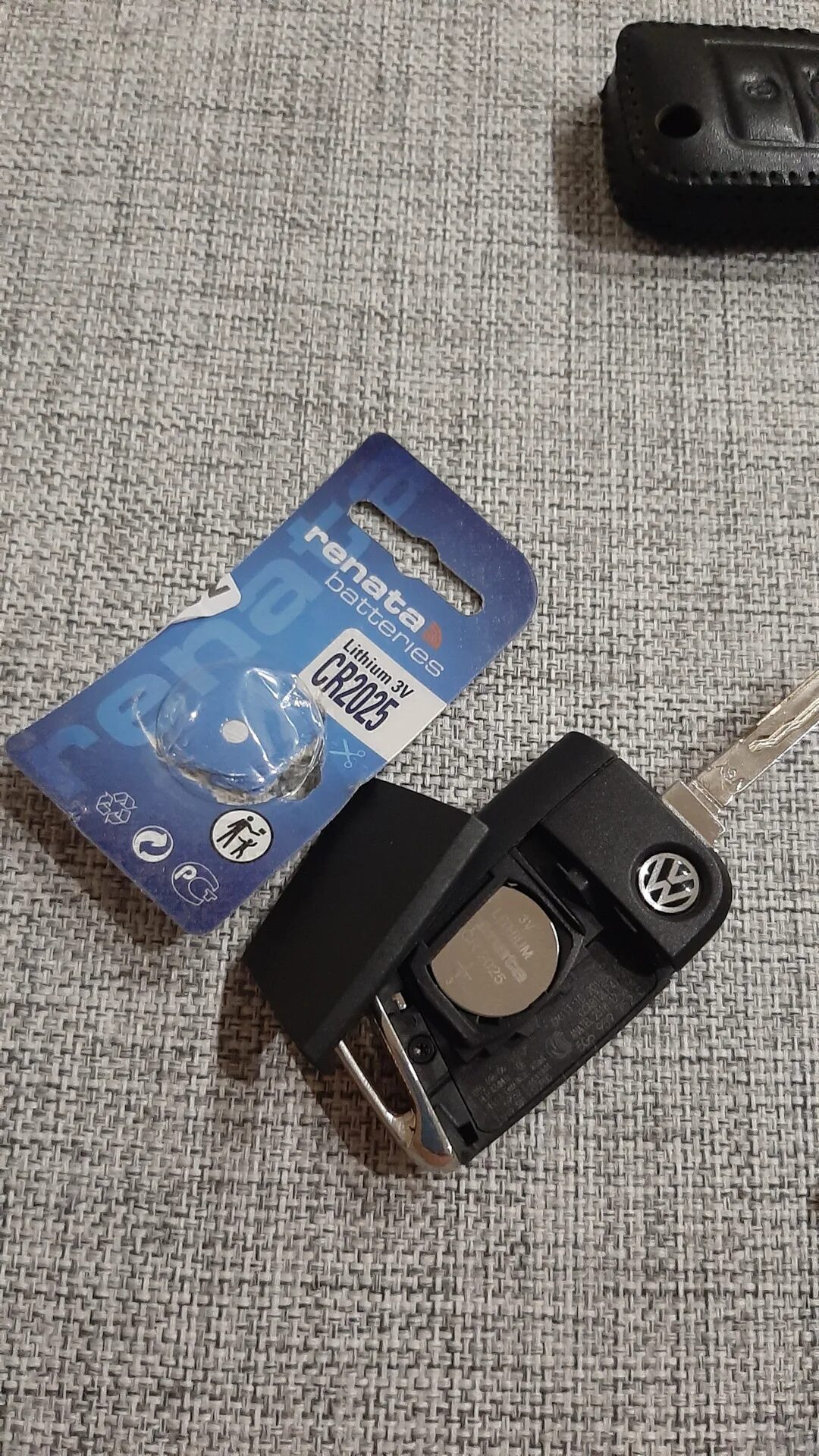 Tiguan 2019 батарейка в ключ. Батарейка для ключа Фольксваген Тигуан. Батарейка ключ Tiguan Volkswagen. Батарейка в Ключе Фольксваген Тигуан 2019г. Батарейка ключ volkswagen