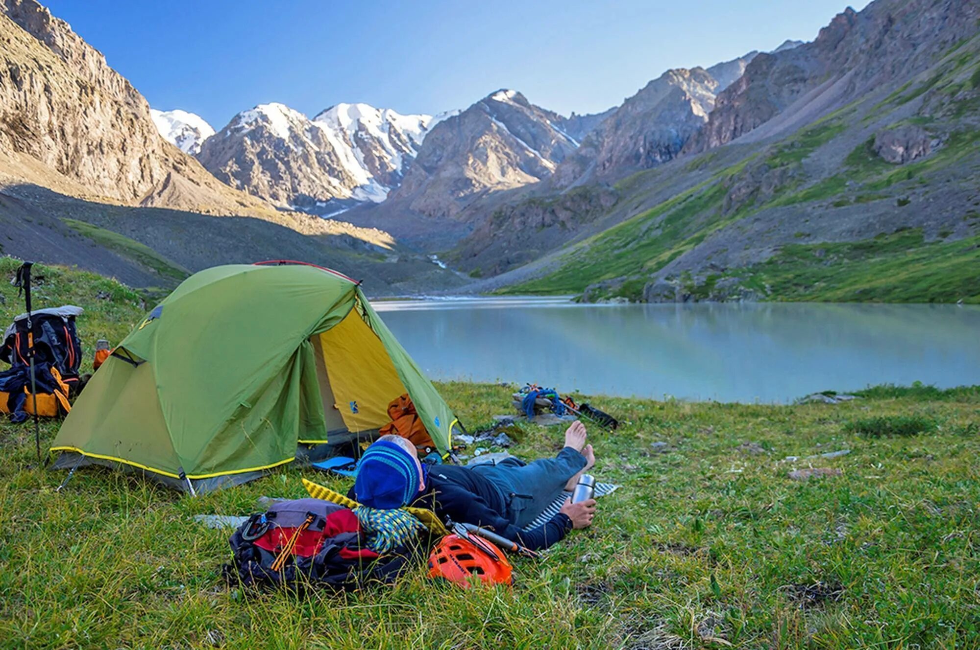 Russian camping. Алтай Акташ палаточный лагерь. Горный Алтай кемпинг палатки Шавлинские озера. Шавлинские озёра палатка. Нижнее Мультинские озера кемпинг.