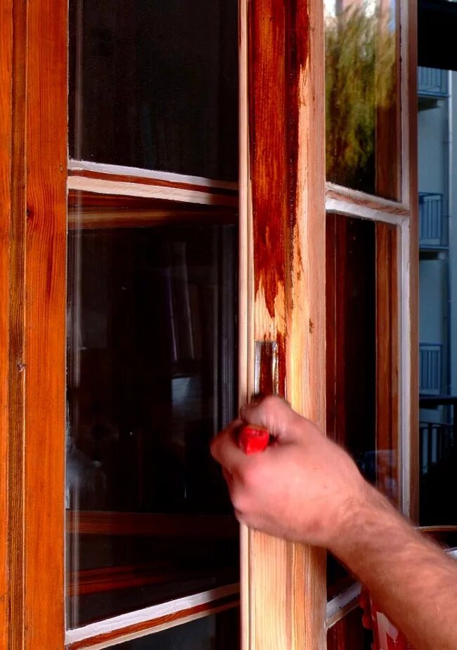 Какая краска окна деревянные. Деревянные окна крашеные. Покрасить деревянные окна. Перекраска деревянных окон. Покраска деревянных окон.