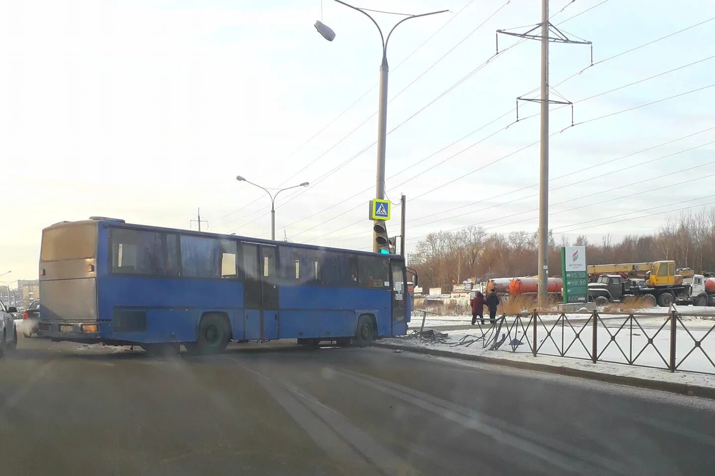 Автобусы Пермь. В Перми автобус врезался в ограждение. Разворачиваю автобус. Авария на остановке в Перми.