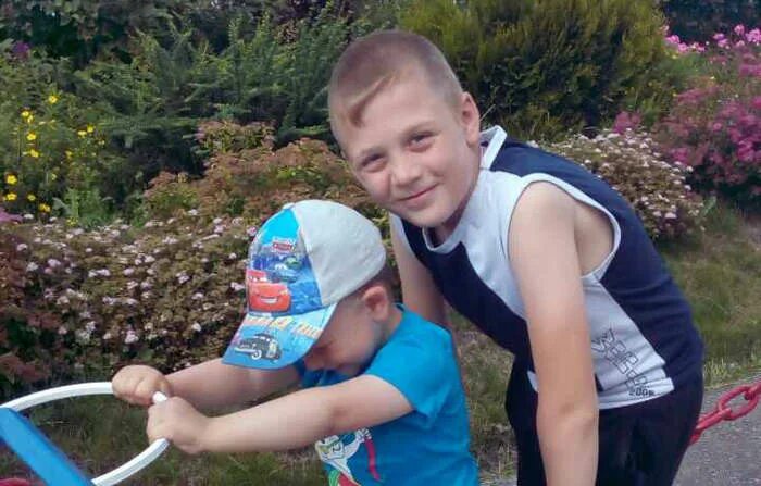 Младший брат димы. Миша матвеев 2023 брат димы матвеева. Младший брат димы. Лазарев в детстве. Стих про брата диму.