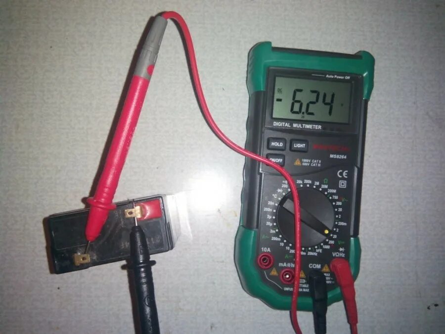 Как замерить амперы. Тестер сопротивления изоляции высоковольтный ам-2125. Измеритель тока, щуп для мультиметра. Как проверить силу тока тестером. Измерительные токовые клещи 5 ампер.