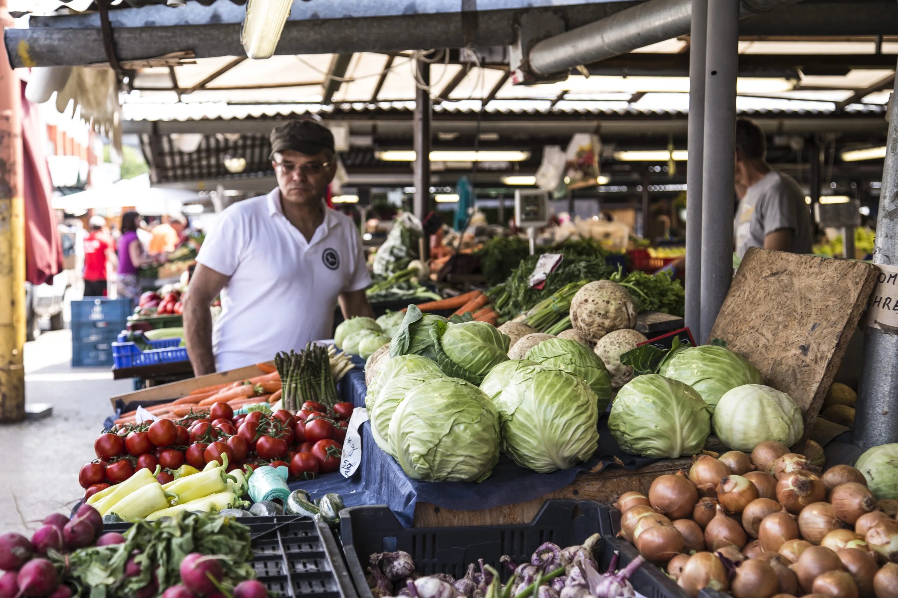 Овощи на рынке. Овощной рынок. Овощи и фрукты на рынке. Рынок овощей и фруктов. Vegetables market